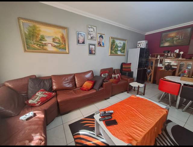 2 BEDROOM FLAT FOR SALE IN VANDERBIJLPARK CW 3